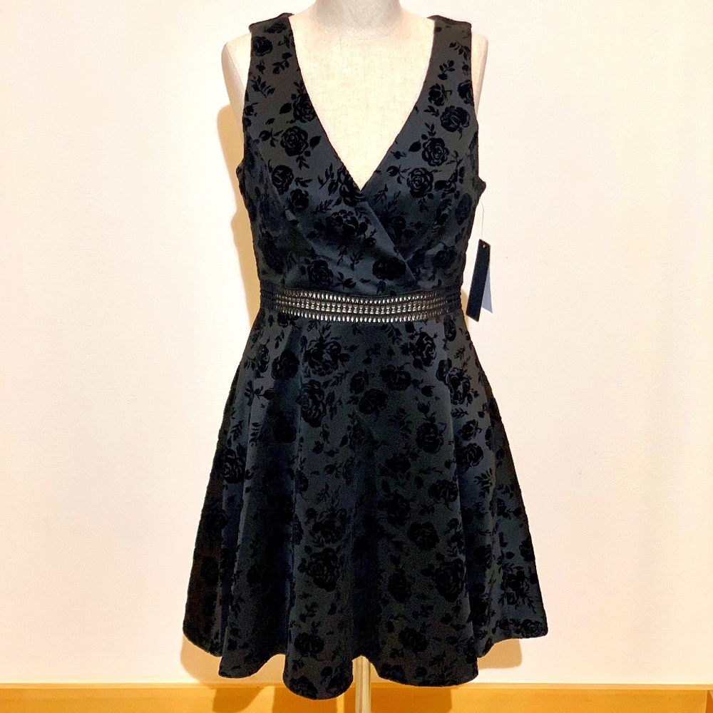 🔥NeW🔥 NWT - DARLING LBD City Studio Fit and Flare Flocked Black Floral✨